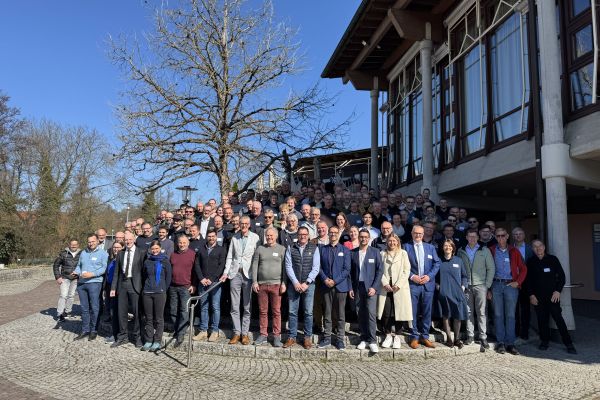 Lehrer*innen und Obleute stehen bei der Tagung der Lehrerschaft und Obleute 2025 als Gruppe auf der Treppe vor dem Veranstaltungshaus in Waiblingen.