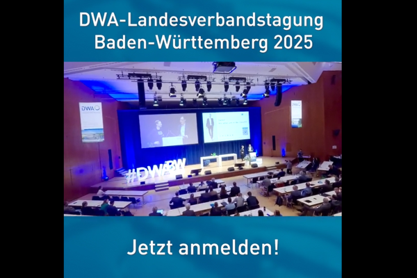 Screenshot eines Videos, oben steht "DWA-Landesverbandstagung Baden-Württemberg 2025" und unten steht "Jetzt anmelden". Dazwischen sieht man das Publikum und die Bühne der Landesverbandstagung 2023.