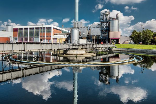 Ein Becken des Hauptklärwerks Mühlhausen in Stuttgart