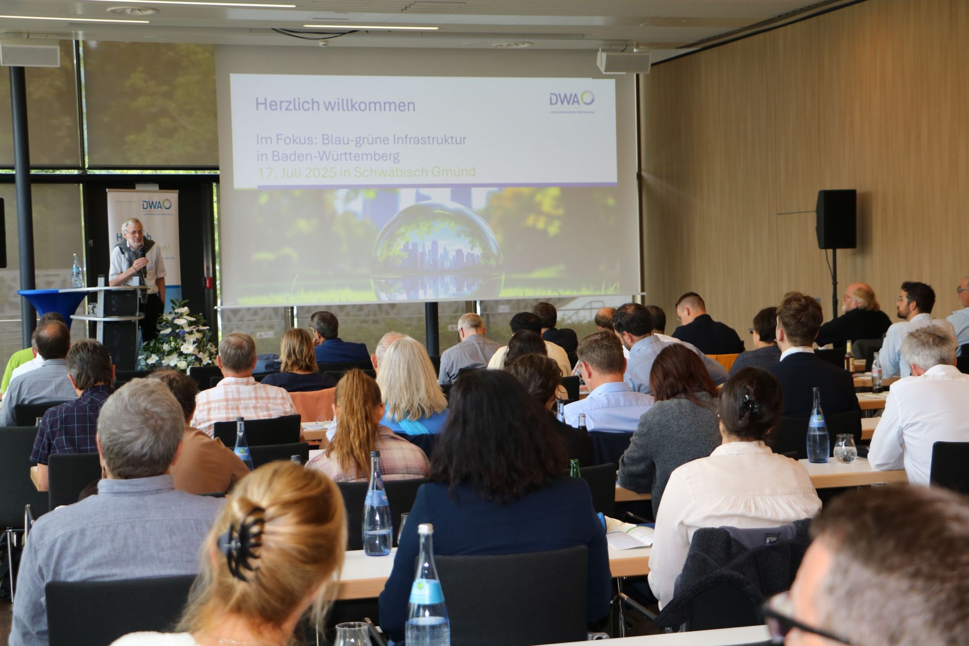 Veranstaltungssaal mit Teilnehmenden in Schwäbisch Gmünd
