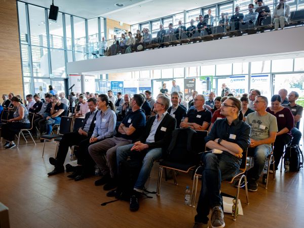Publikum von Vorne beim KomS Technologieforum in Uhldingen