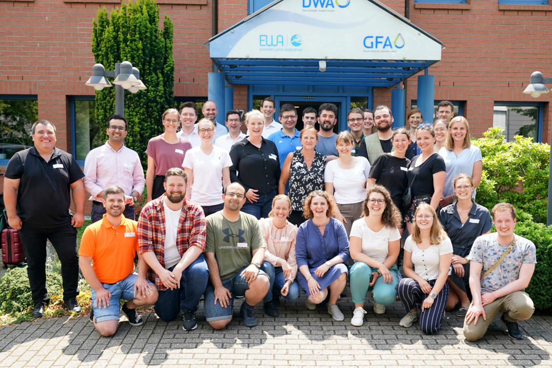Gruppenbild der Jungen DWA vor der Bundesgeschäftsstelle der DWA