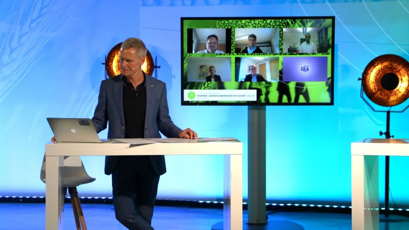 Moderator beim digitalen Phosphor-Kongress im Gespräch mit Referenten