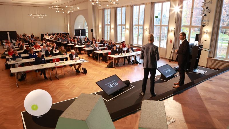 Bild von der Bühne aus Richtung Publikum während einer Fragerunde beim Phosphor-Kongress