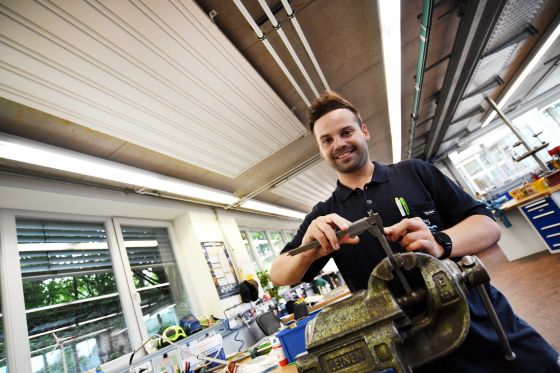 Junger Mann der Arbeiten in der Werkstatt der SES verrichtet