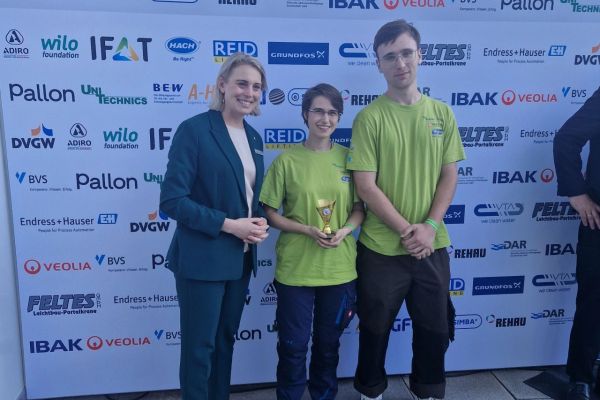 Das Gewinnerteam der Water Skills Germany 2024 Maike & Elias zusammen mit Lisa Broß, der Sprecherin der DWA Bundesgeschäftsführung.