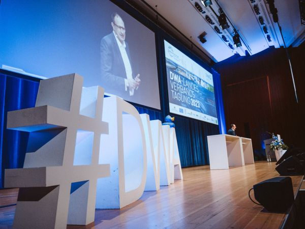 Herr Diehm auf der Bühne der Landesverbandstagung 2023 mit dem #DWA im Vordergrund