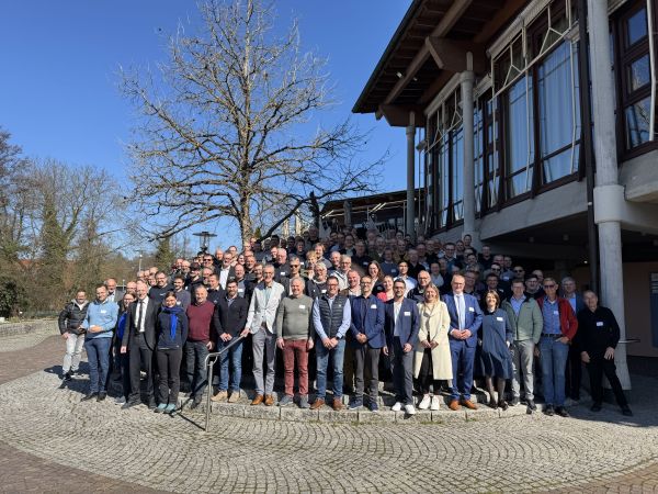 Lehrer*innen und Obleute stehen bei der Tagung der Lehrerschaft und Obleute 2025 als Gruppe auf der Treppe vor dem Veranstaltungshaus in Waiblingen.