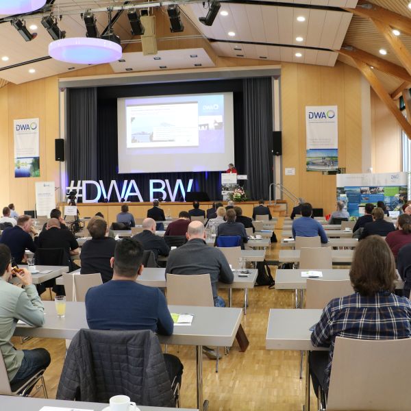Foto vom Publikum in Richtung Bühne beim Expertenforum Regenüberlaufbecken 2022 in Stuttgart