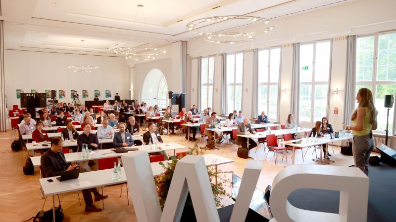 Bild von der Bühne vom Publikum des Spurenstoff-Kongresses in Stuttgart