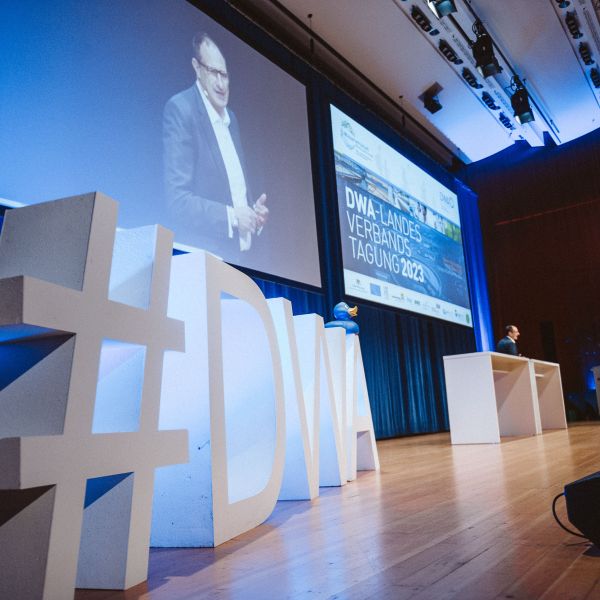 Herr Diehm auf der Bühne der Landesverbandstagung 2023 mit dem #DWA im Vordergrund