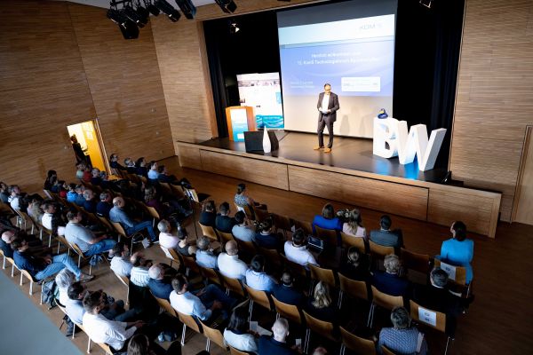 Teilnehmende im Vortragssaal beim KomS-Technologieforum 2024 in Uhldingen