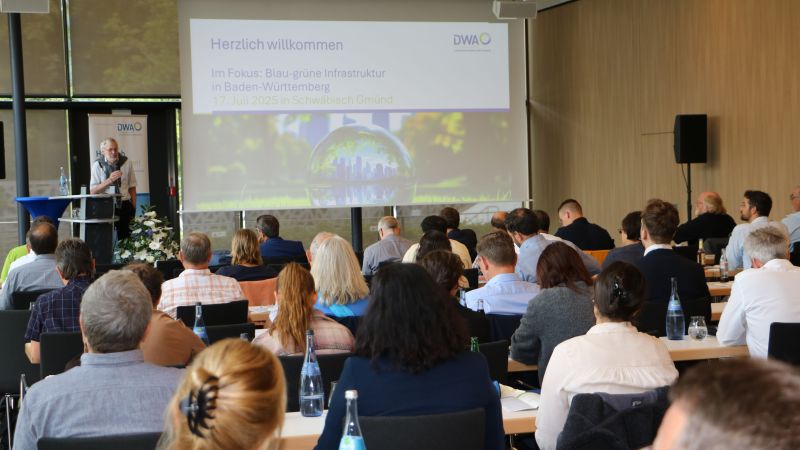 Veranstaltungssaal mit Teilnehmenden in Schwäbisch Gmünd