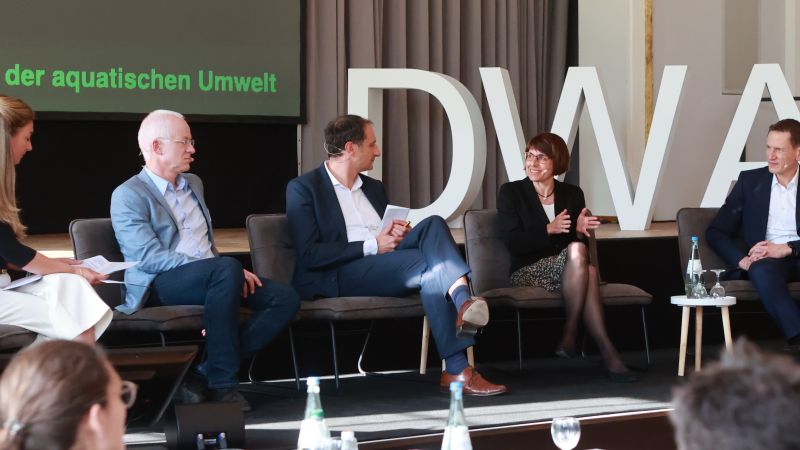 Podiumsdiskussion mit Theilnehmern vor Ort Spurenstoff-Kongress der DWA BW in 2022