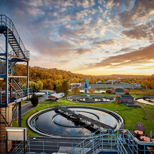 Bild des Hauptkläwerks Mühlhausen in Stuttgart beim Sonnenuntergang