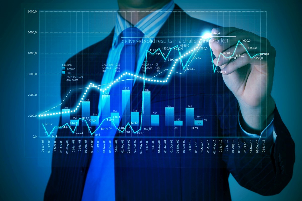 Business Diagramm Wirtschaft, Geschäftsmann zeigt mit Lichtstift an einer Grafik an einem transparenten Glasboard eine Kurve an