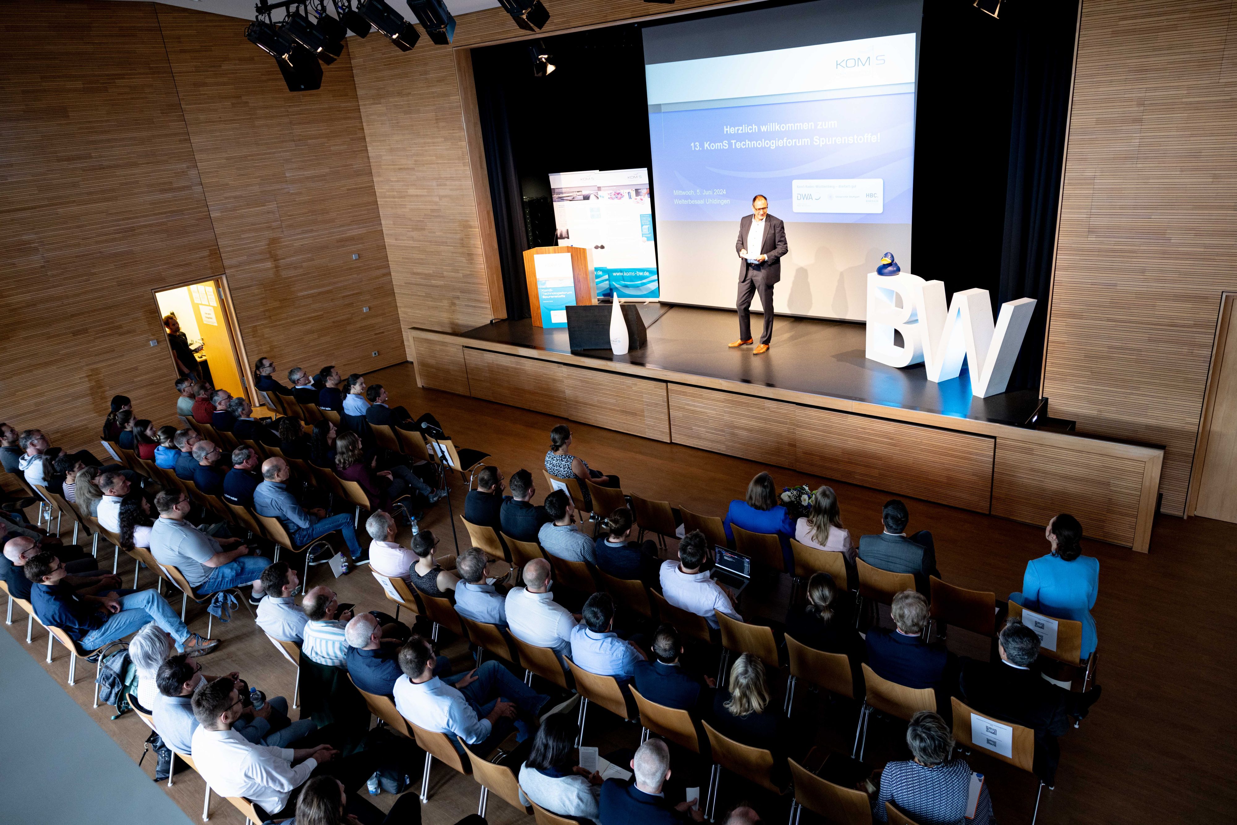 Teilnehmende im Vortragssaal beim KomS-Technologieforum 2024 in Uhldingen