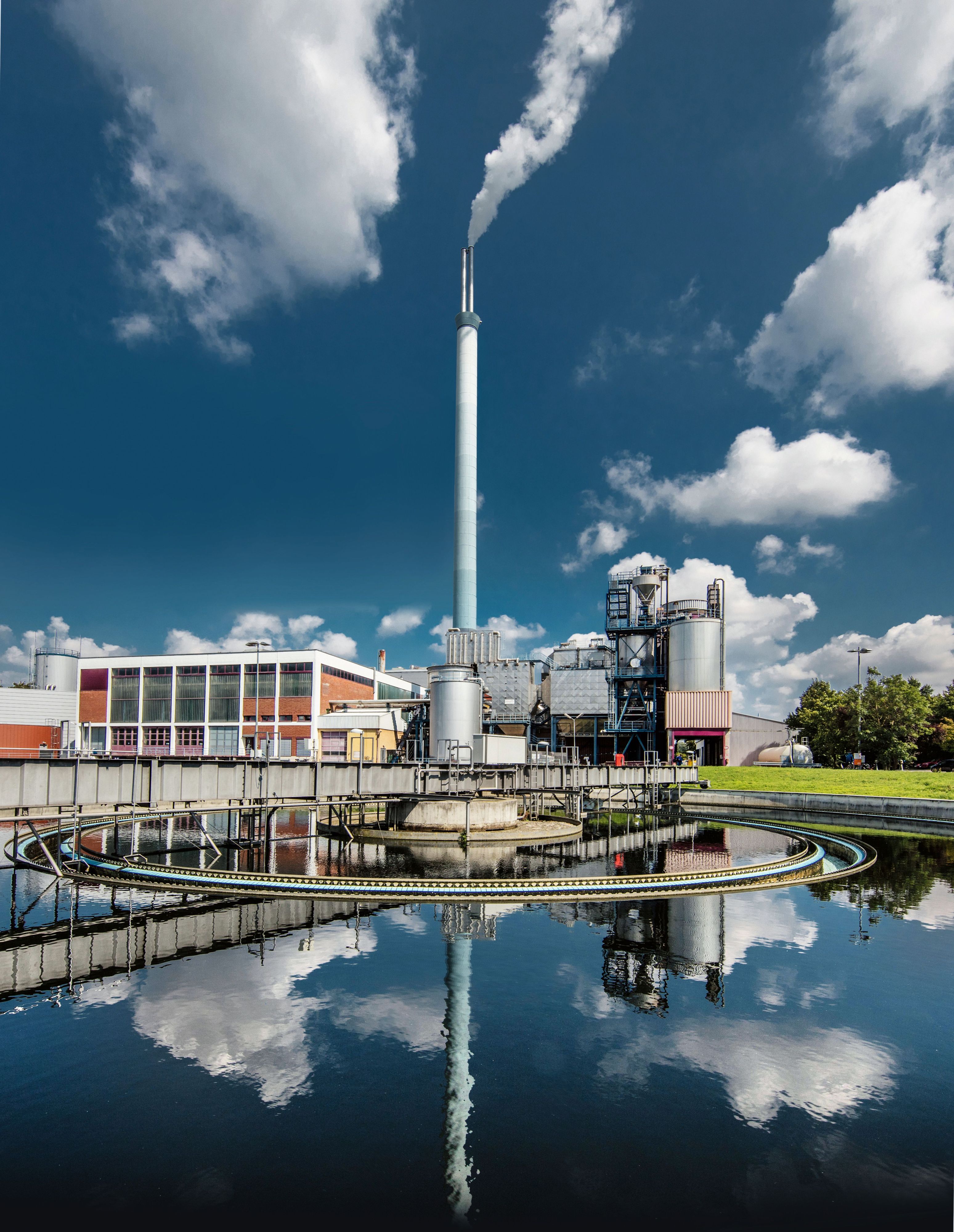 Ein Becken des Hauptklärwerks Mühlhausen in Stuttgart