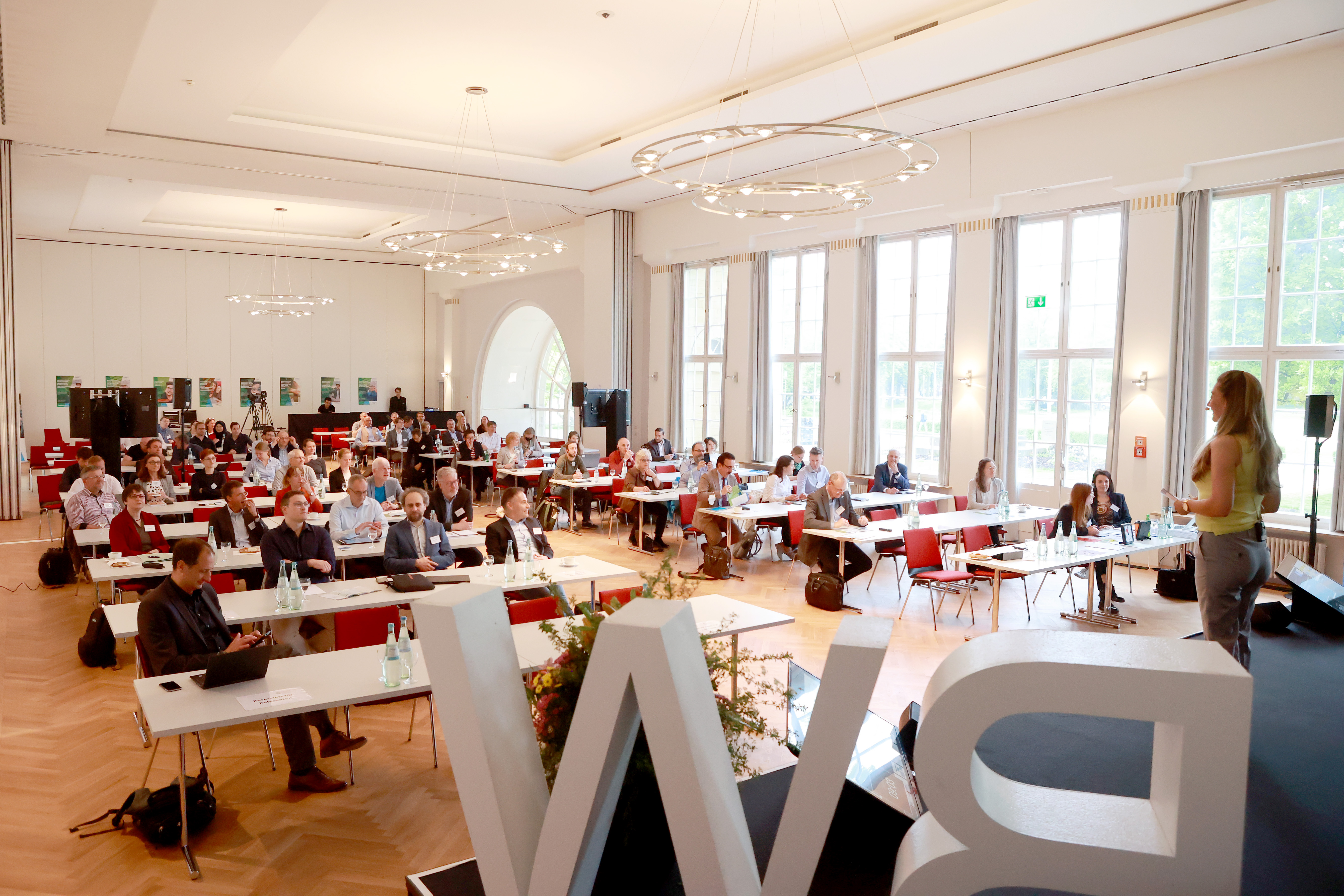 Bild von der Bühne vom Publikum des Spurenstoff-Kongresses in Stuttgart