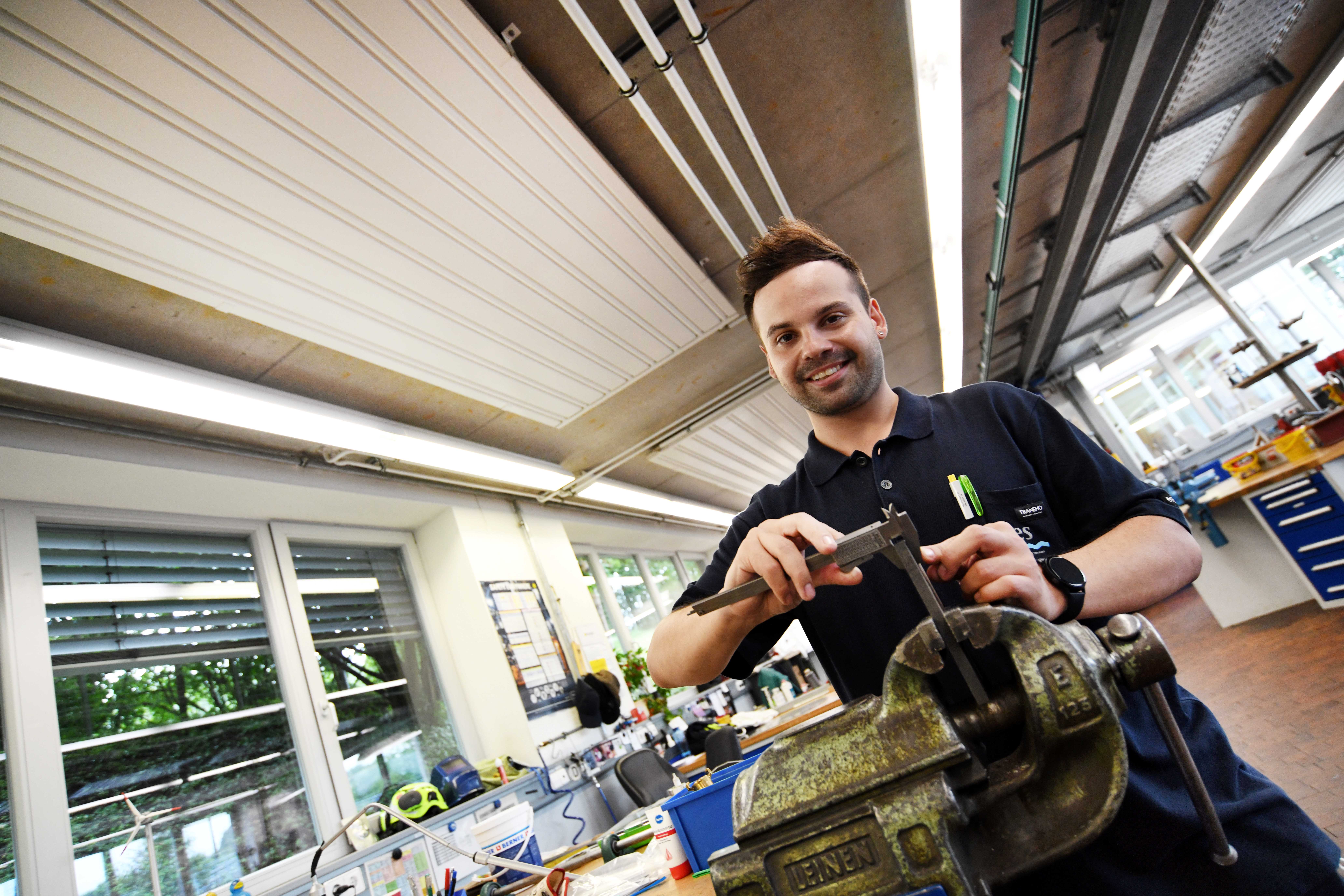 Junger Mann der Arbeiten in der Werkstatt der SES verrichtet